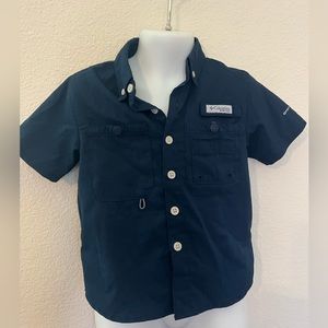 Never worn
Boys Columbia button-down shirt 
Size 2t